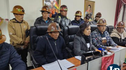 conferencia de prensa sobre irregularidades de Huanuni