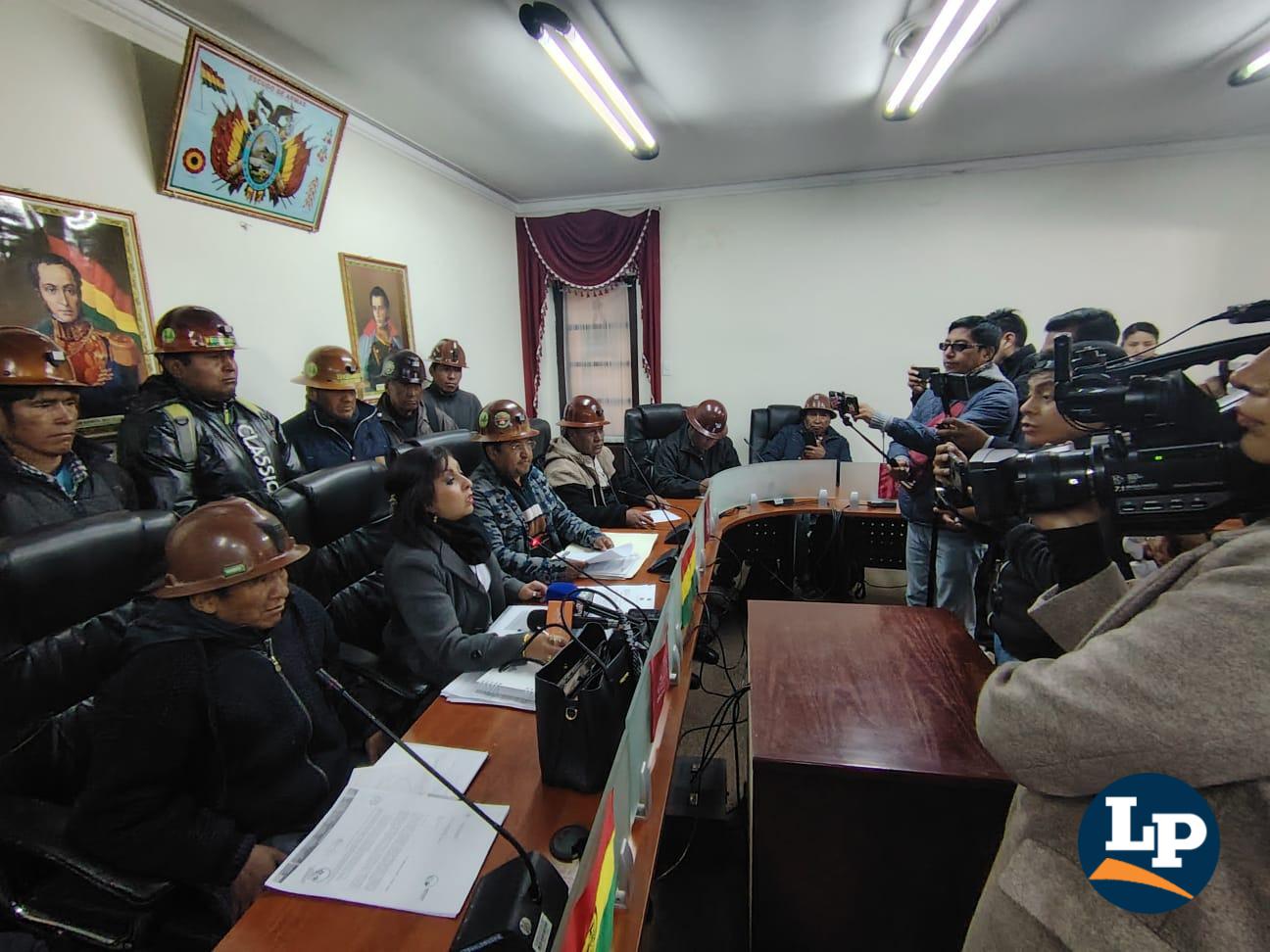 conferencia de prensa sobre irregularidades de Huanuni