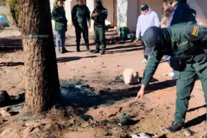 Un oficial de policía inspecciona el suelo carbonizado en Pocoata