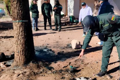 Un oficial de policía inspecciona el suelo carbonizado en Pocoata