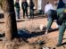 Un oficial de policía inspecciona el suelo carbonizado en Pocoata
