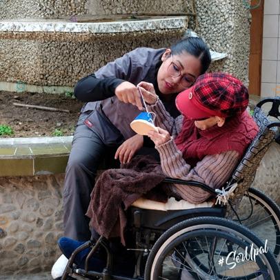 personal de fisioterapia con una paciente
