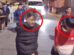 Los ladrones caminaban con las manos atadas