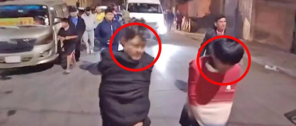 Los ladrones caminaban con las manos atadas