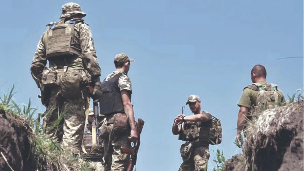 Reclutas latinos recibiendo instrucción militar en el sitio del conflicto