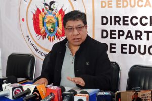 El director departamental de Educación de La Paz, Víctor Hugo Sirpa