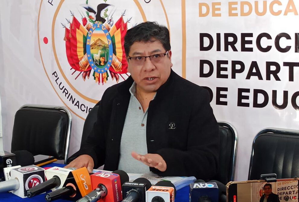 El director departamental de Educación de La Paz, Víctor Hugo Sirpa