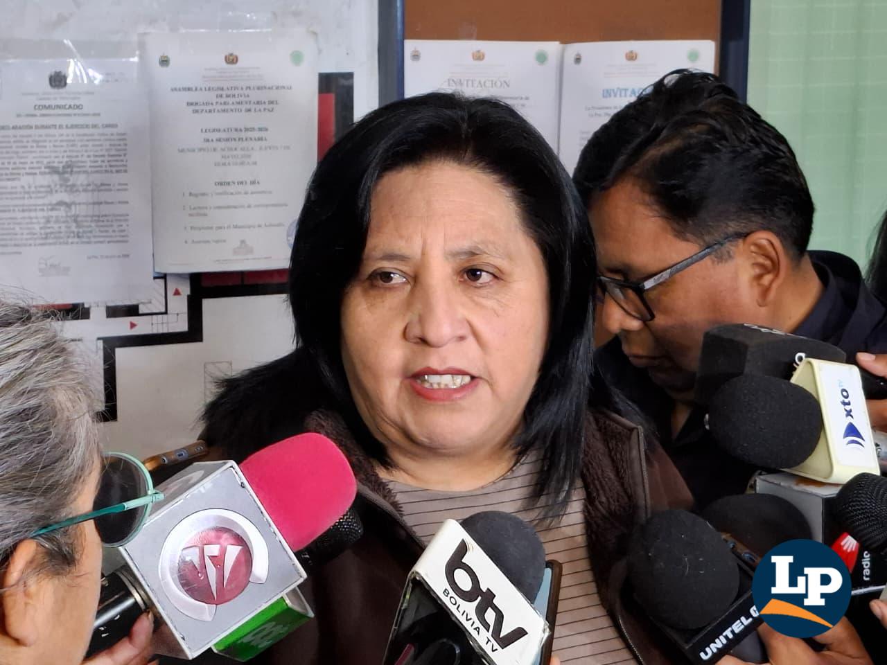 La diputada Bilbao en conferencia de prensa