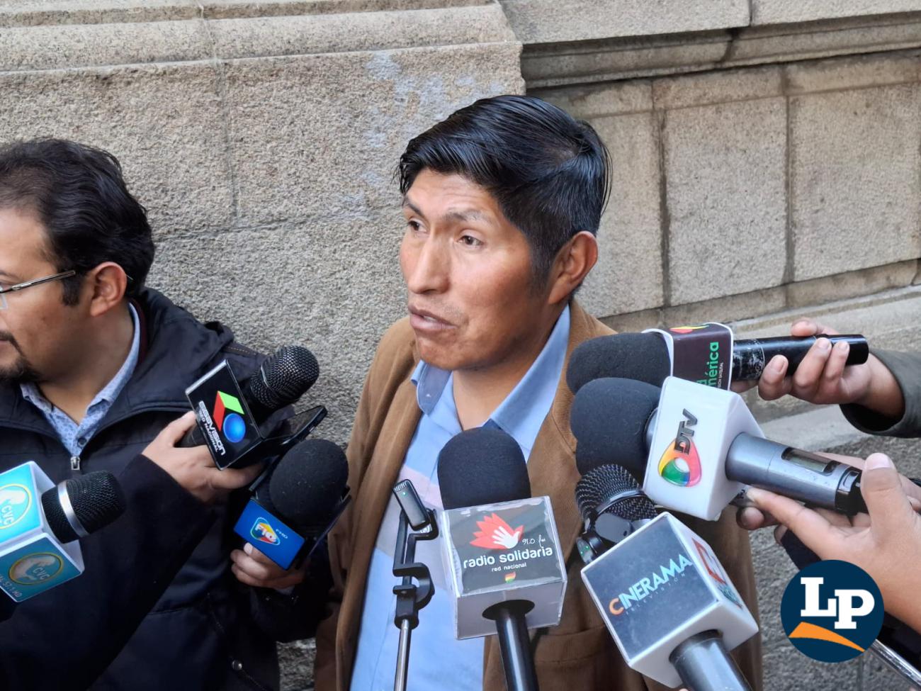 El diputado Fernández en conferencia de prensa