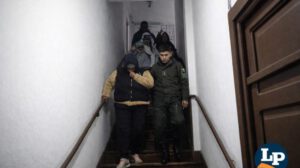 La mujer aprehendida es trasladada por efectivos policiales