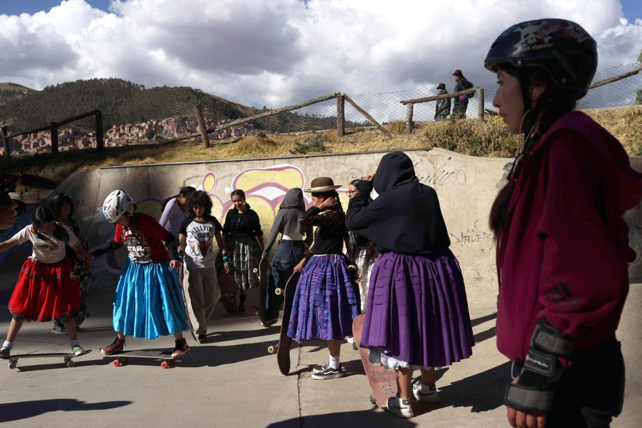 Jóvenes vestidas con la tradicional pollera de las mujeres aimaras participan en el evento ‘La Paz sobre ruedas’ este jueves, en La Paz
