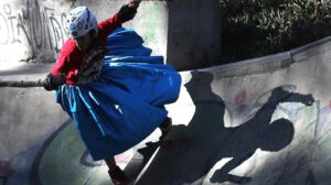 Una joven vestida con la tradicional pollera de las mujeres aimaras participa en el evento ‘La Paz sobre ruedas’ este jueves, en La Paz