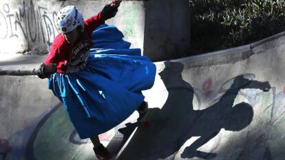 Una joven vestida con la tradicional pollera de las mujeres aimaras participa en el evento ‘La Paz sobre ruedas’ este jueves, en La Paz