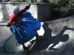 Una joven vestida con la tradicional pollera de las mujeres aimaras participa en el evento ‘La Paz sobre ruedas’ este jueves, en La Paz