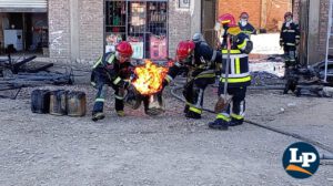 Efectivos de Bomberos “Calama” retiran recipientes con combustible