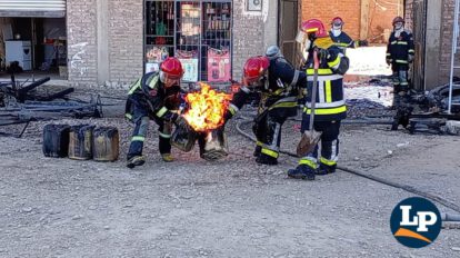 Efectivos de Bomberos “Calama” retiran recipientes con combustible