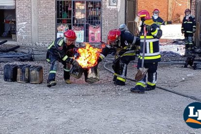 Efectivos de Bomberos “Calama” retiran recipientes con combustible
