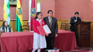 Scarleth Villegas recibió un reconocimiento