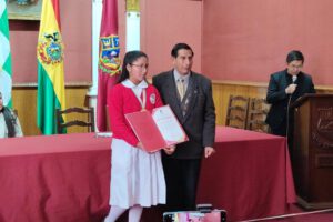 Scarleth Villegas recibió un reconocimiento