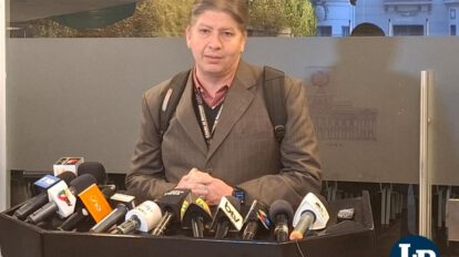 El diputado Seas en conferencia de prensa