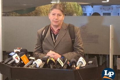 El diputado Seas en conferencia de prensa