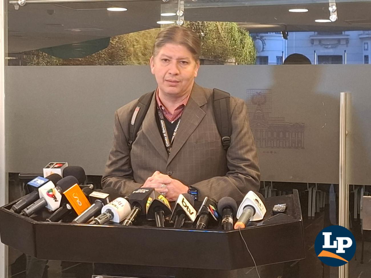 El diputado Seas en conferencia de prensa