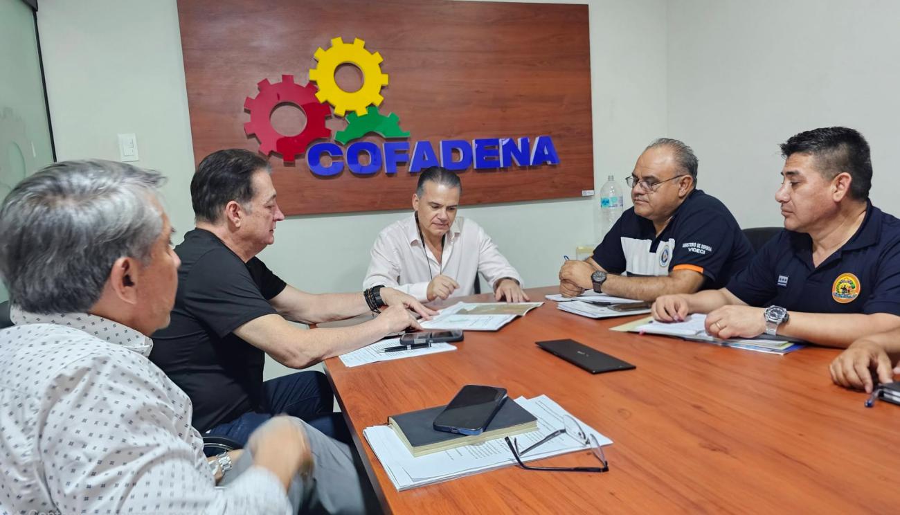 El ministro de Defensa, Ernesto Justiniano, y autoridades cruceñas