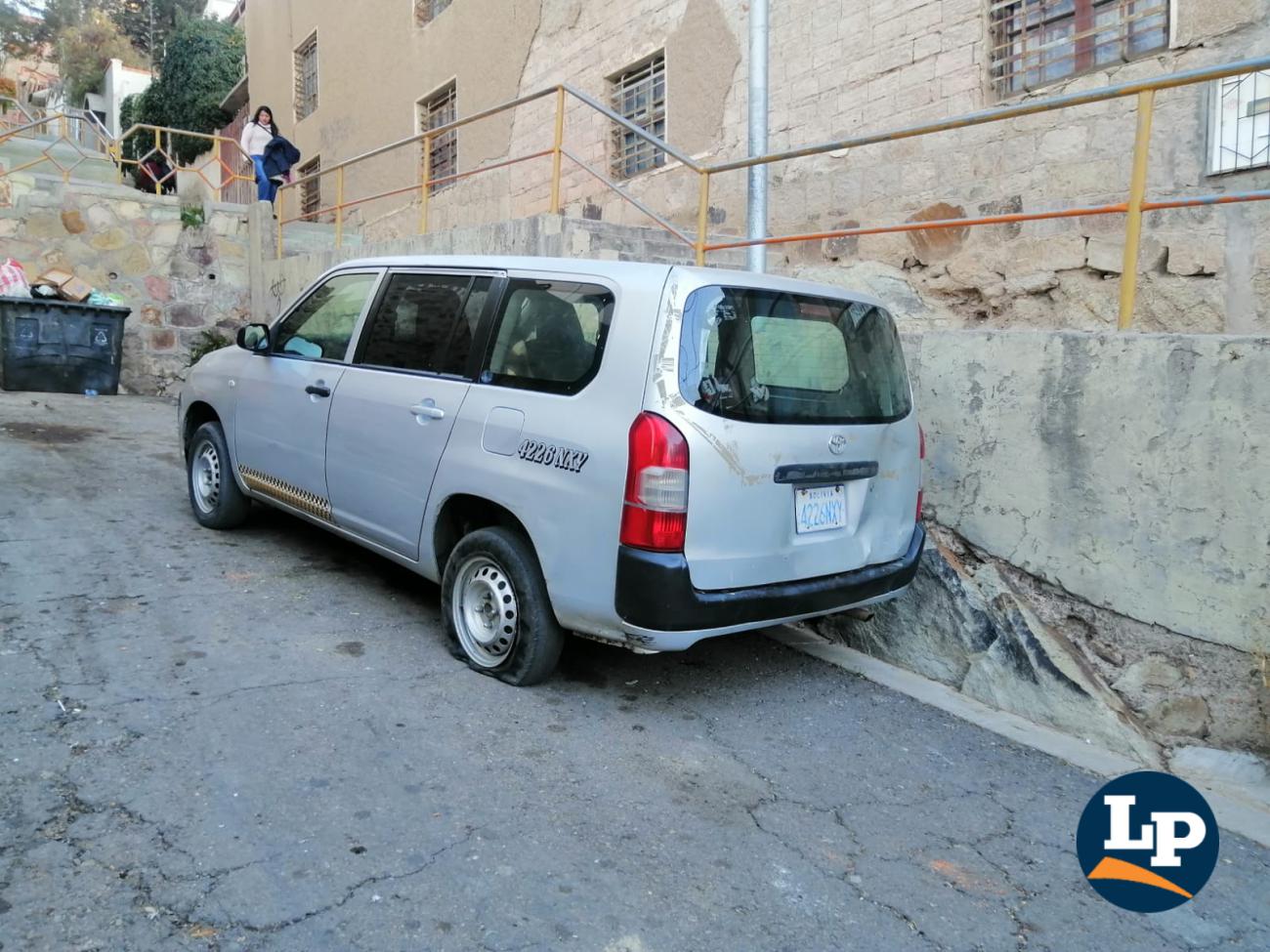 El neumático trasero derecho reventado tras el accidente