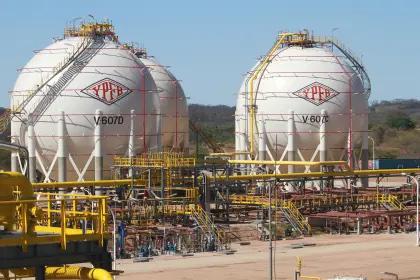 Gobierno descarta privatizar YPFB y anuncia reestructuración