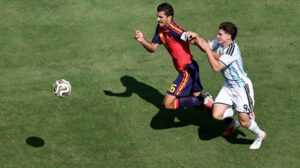 Rodri Hernández (d) de España disputa el balón con Julián Álvarez este domingo, en la final del Mundial de la FIFA 2026 entre España y Argentina en el estadio MetLife en East Rutherford (NJ, EE.UU.