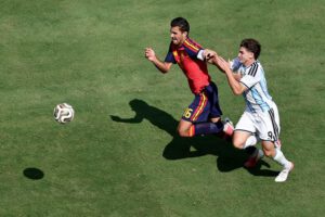 Rodri Hernández (d) de España disputa el balón con Julián Álvarez este domingo, en la final del Mundial de la FIFA 2026 entre España y Argentina en el estadio MetLife en East Rutherford (NJ, EE.UU.