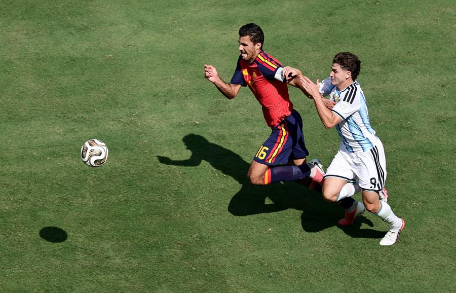 Rodri Hernández (d) de España disputa el balón con Julián Álvarez este domingo, en la final del Mundial de la FIFA 2026 entre España y Argentina en el estadio MetLife en East Rutherford (NJ, EE.UU.