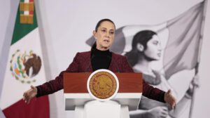La presidenta de México, Claudia Sheinbaum, habla durante una rueda de prensa este lunes en Palacio Nacional de la Ciudad de México