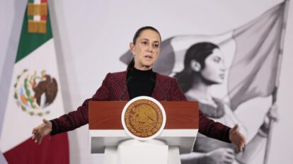 La presidenta de México, Claudia Sheinbaum, habla durante una rueda de prensa este lunes en Palacio Nacional de la Ciudad de México