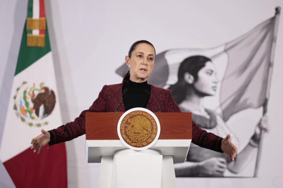 La presidenta de México, Claudia Sheinbaum, habla durante una rueda de prensa este lunes en Palacio Nacional de la Ciudad de México