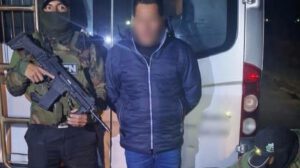 Efectivos de la Felcn junto al sujeto aprehendido en el punto de control Vito Challacollo