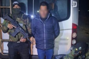 Efectivos de la Felcn junto al sujeto aprehendido en el punto de control Vito Challacollo