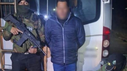 Efectivos de la Felcn junto al sujeto aprehendido en el punto de control Vito Challacollo