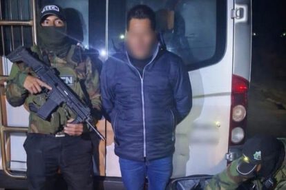 Efectivos de la Felcn junto al sujeto aprehendido en el punto de control Vito Challacollo