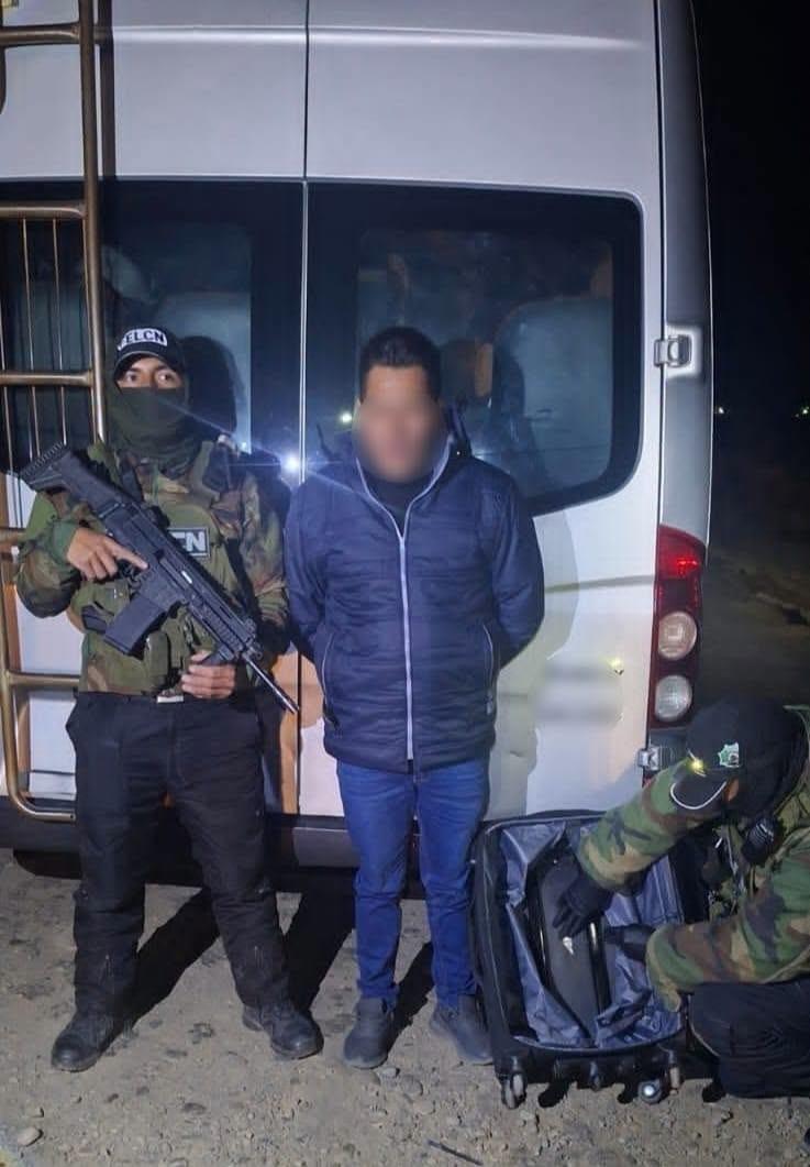 Efectivos de la Felcn junto al sujeto aprehendido en el punto de control Vito Challacollo