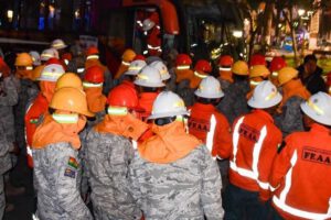 Nuevos contingentes de bomberos se sumaron a las labores para reforzar el combate contra los incendios