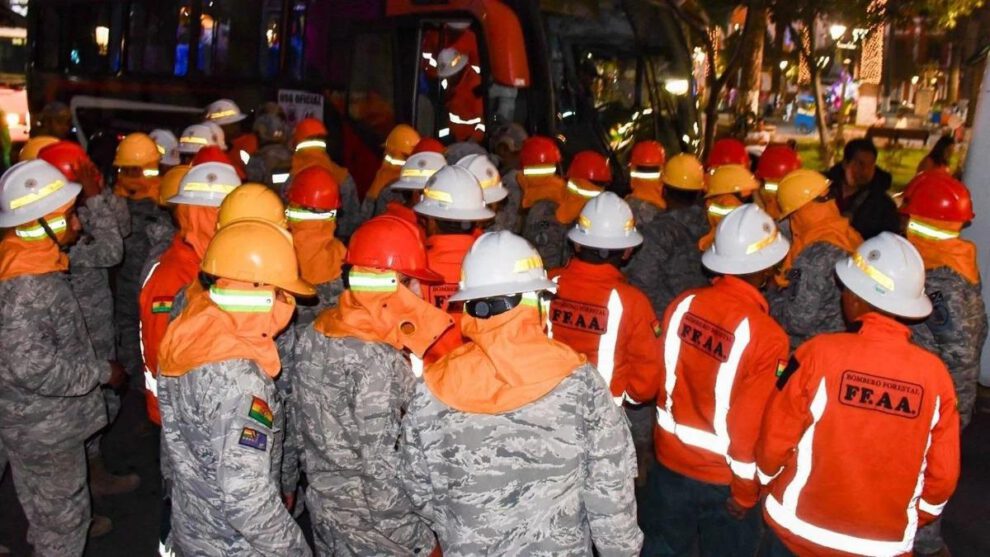 Nuevos contingentes de bomberos se sumaron a las labores para reforzar el combate contra los incendios