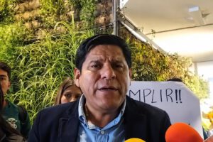 El diputado Pacheco en conferencia de prensa