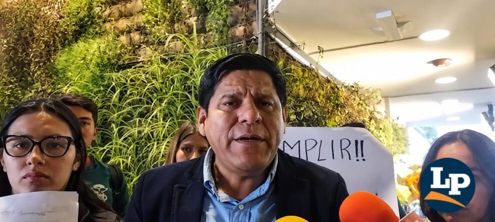 El diputado Pacheco en conferencia de prensa
