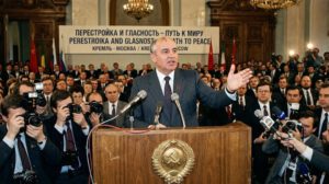 Mijaíl Gorbachov durante el anuncio de la Perestroika, el proceso de reformas que transformó la política global a finales de los años 80.