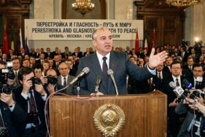 Mijaíl Gorbachov durante el anuncio de la Perestroika, el proceso de reformas que transformó la política global a finales de los años 80.