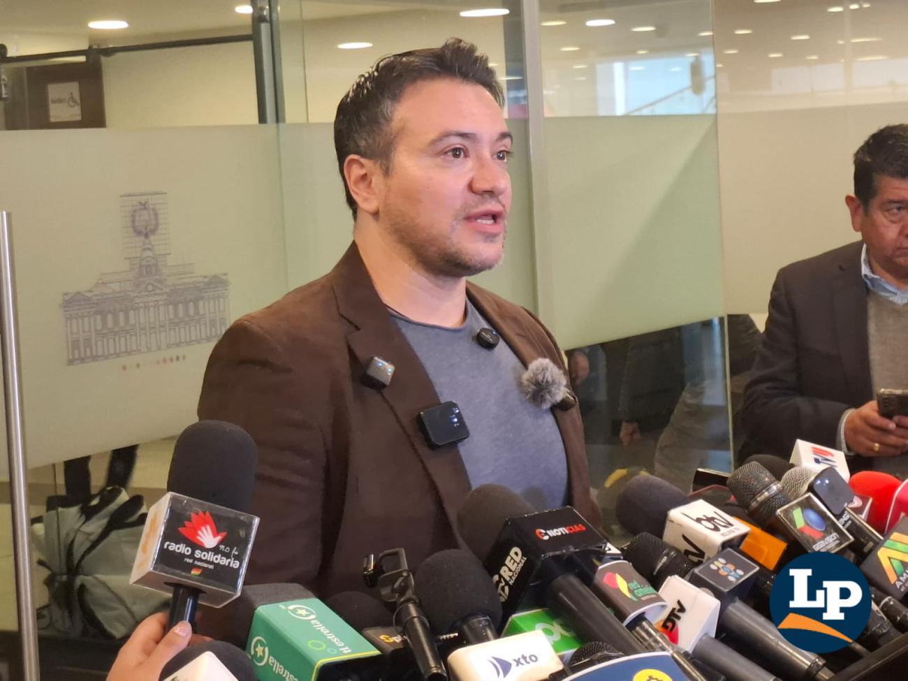 El diputado Reyes en conferencia de prensa