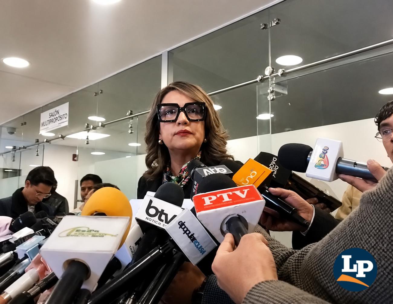 La senadora Mallon en conferencia de prensa