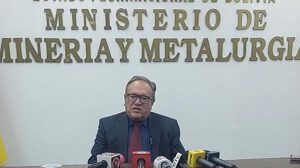 El ministro de Minería y Metalurgia, Marco Antonio Calderón, en conferencia de prensa