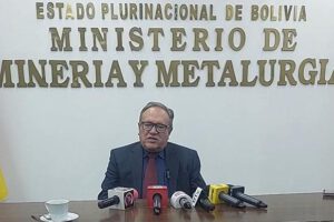 El ministro de Minería y Metalurgia, Marco Antonio Calderón, en conferencia de prensa